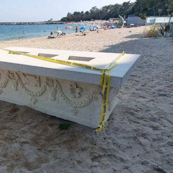 Rimski sarkofag služio kao stol u kafiću na plaži: "To vjerojatno nije izoliran slučaj"
