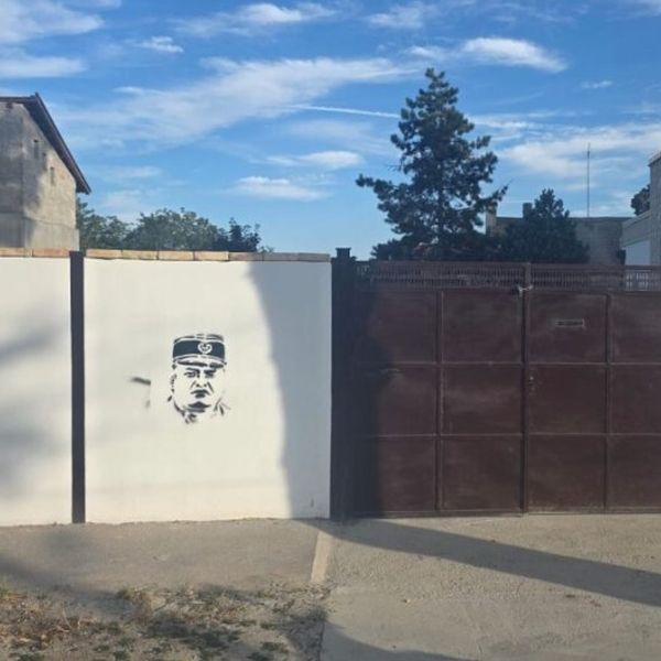 Na zidovima molitvenog prostora osvanuli sramotni natpisi i mural Ratka Mladića: Vjernici su zgroženi