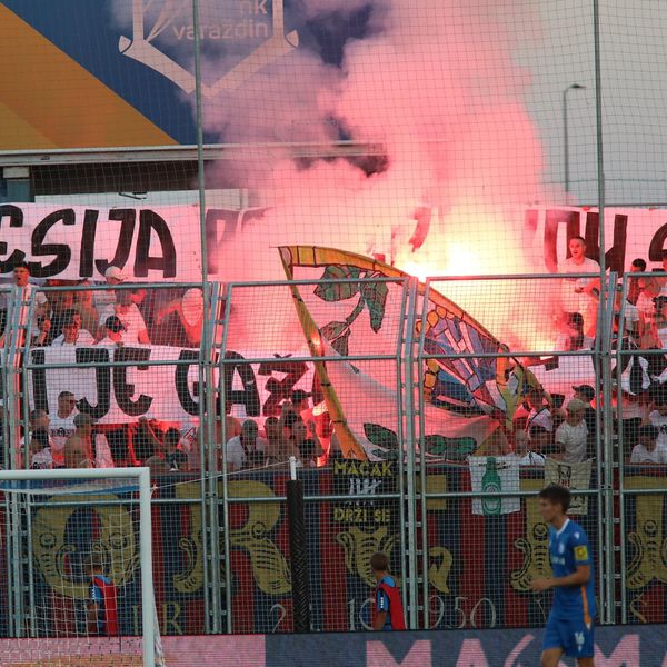 Torcida u Varaždinu razvila transparent, a onda je krenulo vrijeđanje Zlatka Dalića