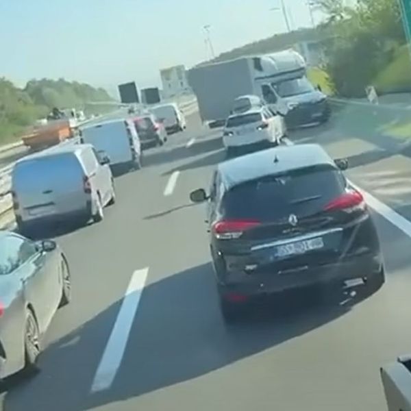 Ovako se turisti snalaze u gužvama: Poljak pokušao pretjecati zaustavnom trakom, ali pobjednik je ipak Bugar…