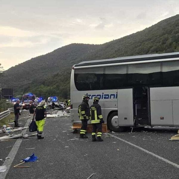 Težak sudar kampera i autobusa u Italiji