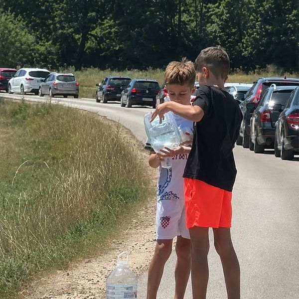 Usred velikih gužvi na granici dva dječaka dirnula su Hrvatsku svojom gestom
