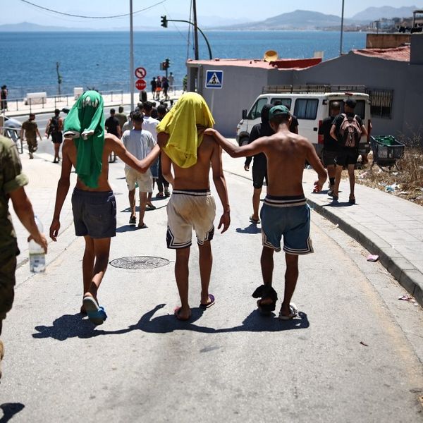 Stotine maloljetnih migranata tumaraju ulicama Ceute