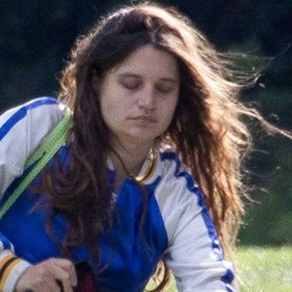 Tiger Lily Hutchence snimljena u šetnji