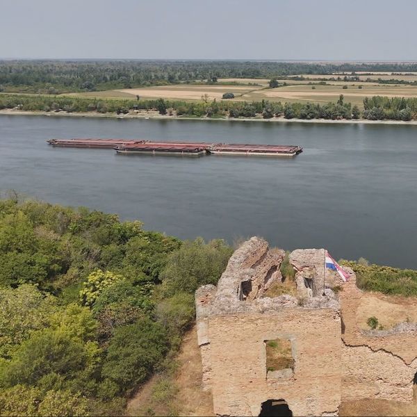 Rekordno nizak Dunav donio neobičan prizor