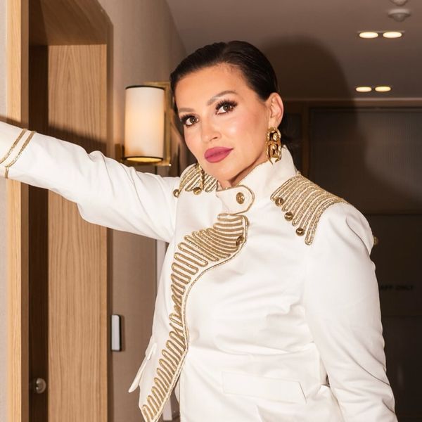 Nina Badrić u zlatnim štiklama Jimmy Choo i balon hlačama Relvoux
