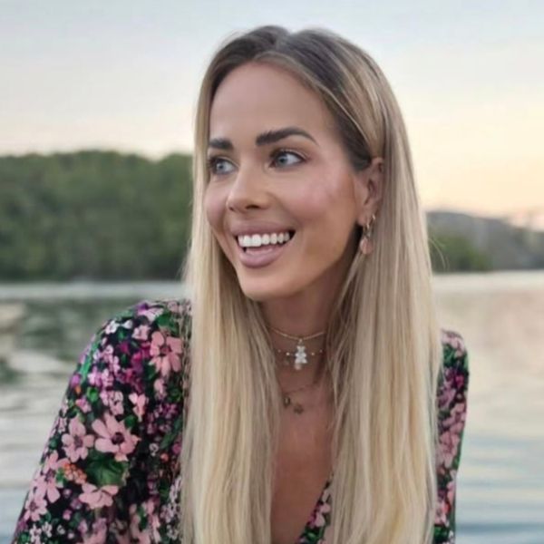Antonija Mišura Sandrić u haljini cvjetnog uzorka i dugih rukava