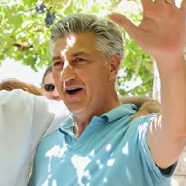Pitate se kako Andrej Plenković pjeva? Poslušajte Oliverov hit u njegovoj izvedbi!