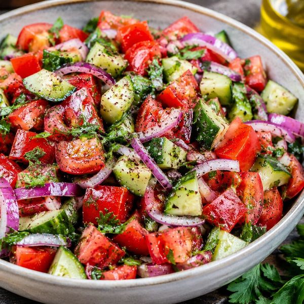 Neodoljiva mediteranska salata: Trik za najfiniji preljev koji se "radi sam"