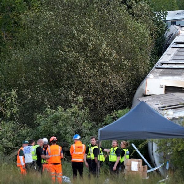 Vlak sa 150 putnika iskočio iz tračnica u Engleskoj
