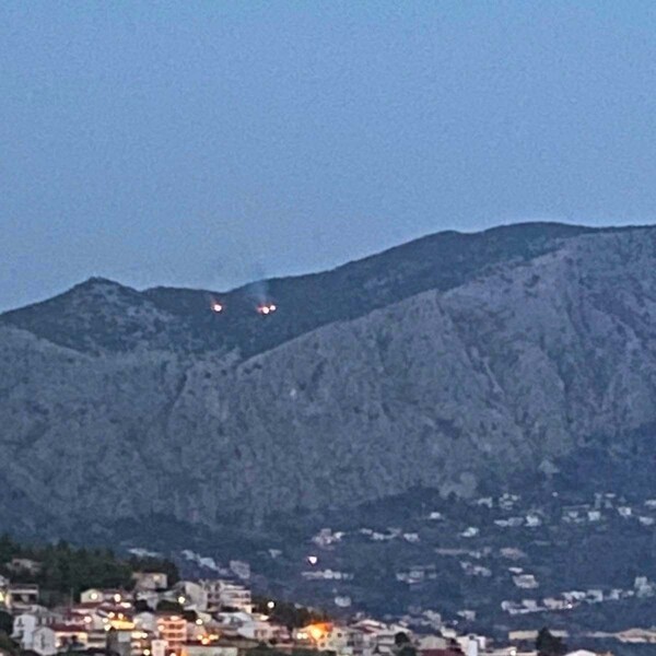 Vatra iznad Omiša vidi se s Brača, evo što kažu iz vatrogasne zajednice