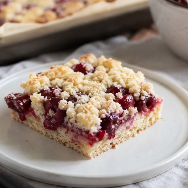 Recept za prhki kolač s višnjama