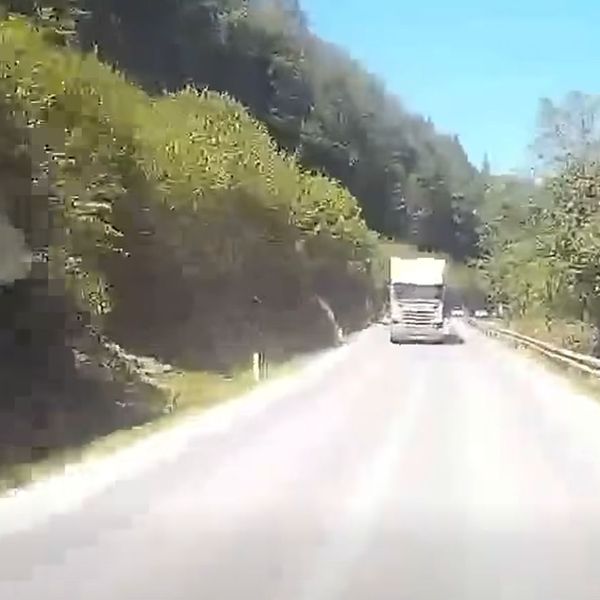 Život mu proletio pred očima: Vozač snimio jezivi trenutak na cesti