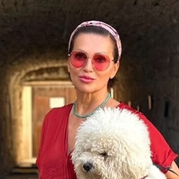 Nina Badrić u lepršavom kombinezonu boje cigle