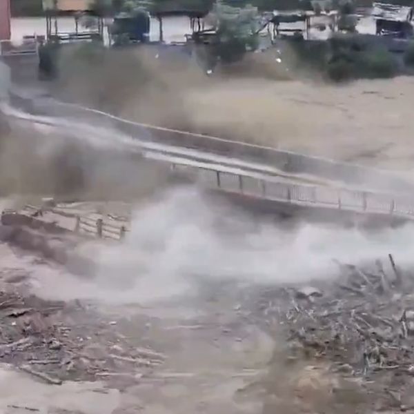 FOTO/VIDEO Apokaliptični prizori: Stotine ljudi nestale, bujica nosi sve pred sobom! Mostove i zgrade ruši kao da su od papira