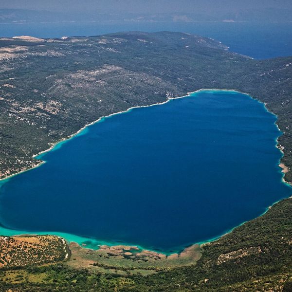 Čudo na našem otoku: Jezero kojemu ne smijete prići i s čijega dna zvone zvona
