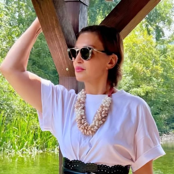 Nina Badrić u bijelo-plavoj suknji i bijeloj majici kratkih rukava