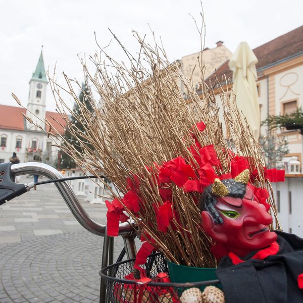 Zašto se za Svetog Nikolu u čizmice stavlja (zlatna) šiba?