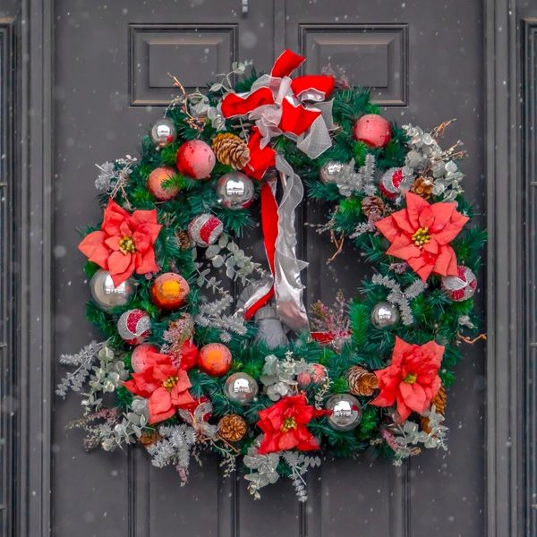 Zašto božićni vijenac stavljamo baš na vrata?