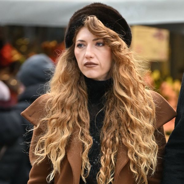 Ulična moda Zagreb visoke čizme podstavljene umjetnim krznom 2025.