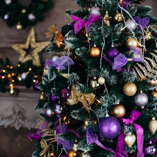Ideje za božićno uređenje doma u ljubičasto-zlatnoj kombinaciji