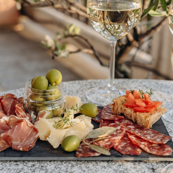 Od malih gurmanskih čuda do slatkog finala: Meni za blagdane koji izgleda glamurozno, a priprema se bez stresa