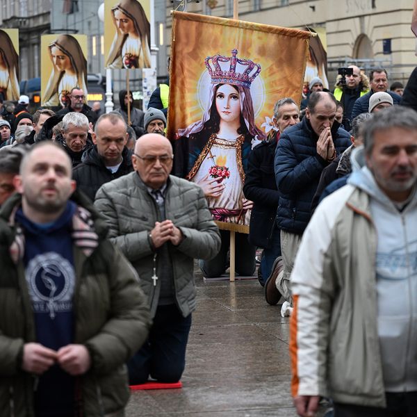 Pokrenuta peticija za zabranu molitelja na trgovima: Oglasili se Vitezovi