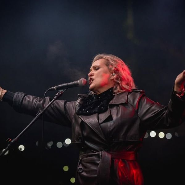 Vanna u kožnatom kaputu na koncertu u Županji