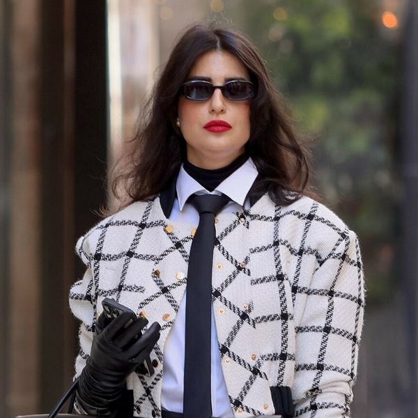 Zadar street style: Izdanje s efektnom jaknom, kravatom i suknjom s prorezom