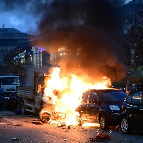 Drama uoči utakmice: Gorjeli automobili i skuteri, policajci ozlijeđeni, ispaljeni i suzavci