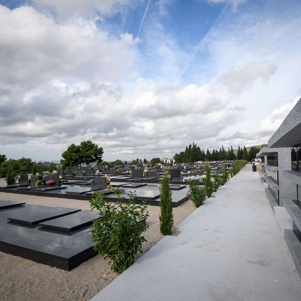 Kakav bezobrazluk: Automobilom vozio kroz grobove