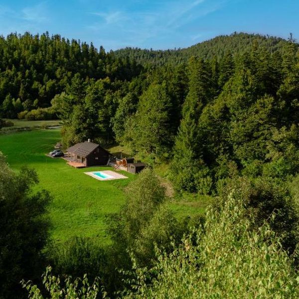 U Gorskom kotaru: Crna planinska koliba za ljubitelje svježeg zraka, osame i malih luksuza