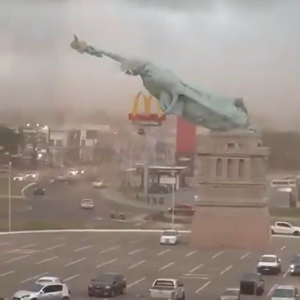 VIDEO Dramatične snimke: Vjetar srušio kip visok 35 metara