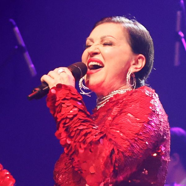 Nina Badrić u crvenoj mini haljini na koncertu sestara Husar