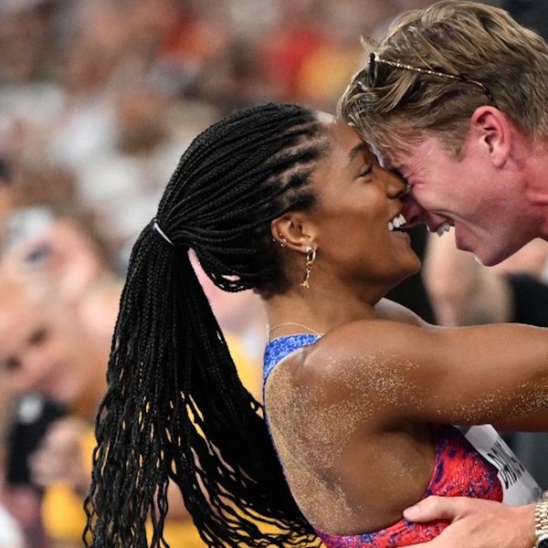 Ljubavna priča Tare Davis-Woodhall i Huntera Woodhalla