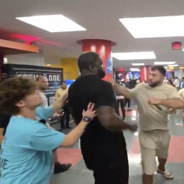 VIDEO Bivši UFC-ov prvak potukao se s četvoricom iza kulisa borbe Joshue i Paula