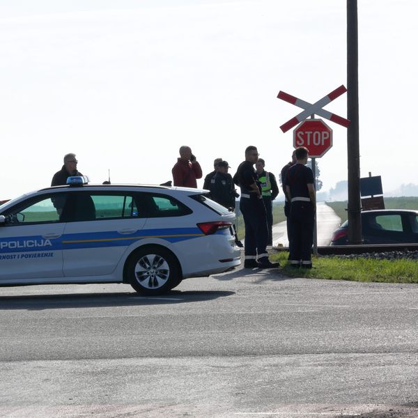 Nesreća u Slavoniji: Vlak na pružnom prijelazu naletio na automobil