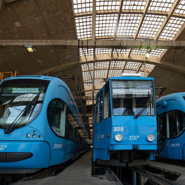 VIDEO Raspašoj na božićnom domjenku sindikata ZET-a: Muškarac gol plesao na stolu, izbila brutalna tučnjava s bendom