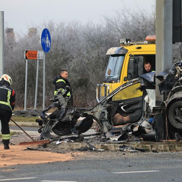 Strašna nesreća nadomak Zagreba: Vozilo se zabilo u stup, scene su jezive