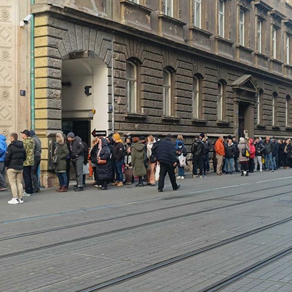 Građani satima čekaju na red u centru grada na zamjenju kovanica kuna u eure