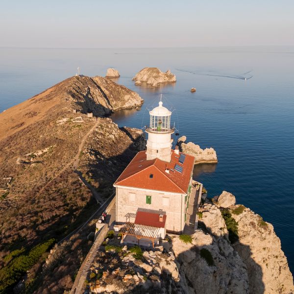 Bliži talijanskoj obali nego našoj: Najudaljeniji svjetionik na najudaljenijem hrvatskom otoku