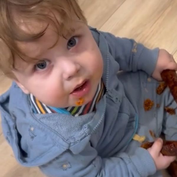 Mališan pronašao kobasice i ne odvaja se od njih, snimka postala hit u regiji