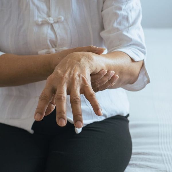 Parkinsonova bolest: Kako nastaje, koji su prvi simptomi i kako se liječi?