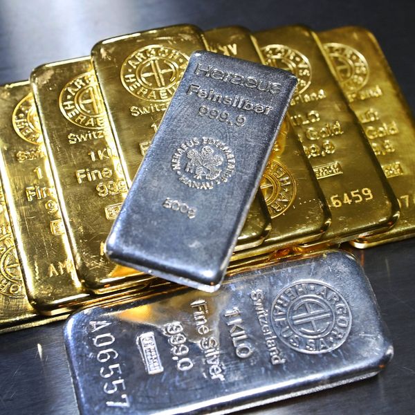 Zlato zabilježilo najveći jednodnevni pad od 1983., srebro doživjelo povijesni slom