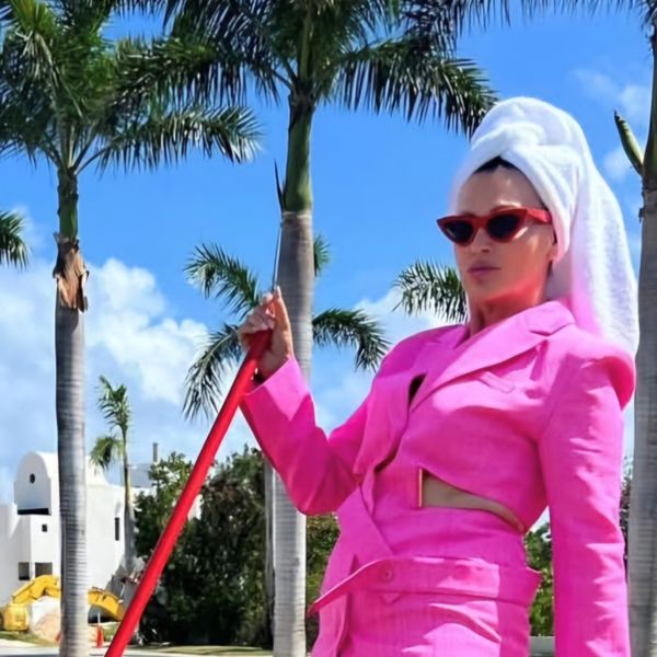 Nina Badrić u ružičastoj sako-haljini, sportskim čarapama i natikačama