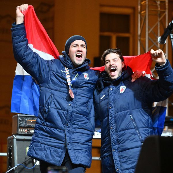 Rukometaši dočekani u Rijeci uz njihov najdraži hit: Pogledajte proslavu!