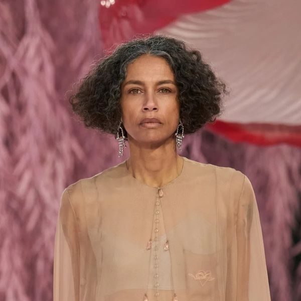 Pedesetogodišnja manekenka Stephanie Cavalli otvorila je reviju Chanel Métiers d’Art 2025/2026.