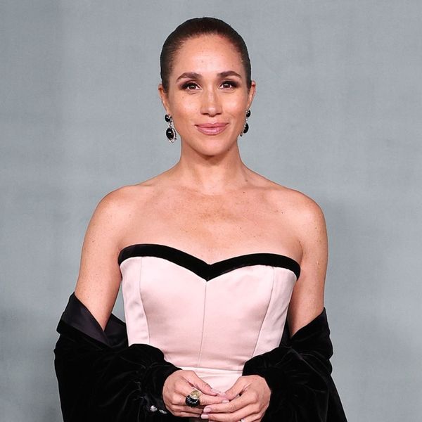 Meghan Markle u elegantnoj biserno-crnoj haljini na gala večeri Fifteen Percent Pledge 2026.