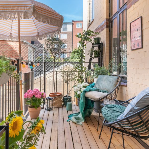 Uređenje balkona s ambijentom malog kafića je trend u 2026.