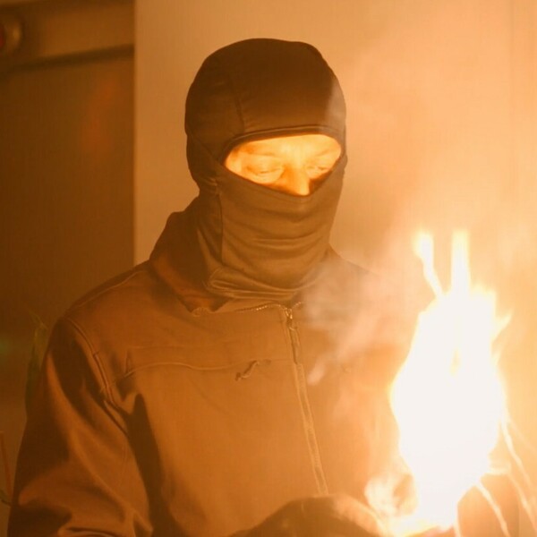 Kumovi: ANKETA: Tko je naručio da se zapali hotel Macan?